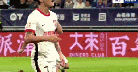 中国九游体育-重要助攻首场状态出色，曼联观众沸腾！，莱万多夫斯基重返赛场引发球迷热议的简单介绍